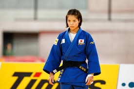 柔道を練習する女の子