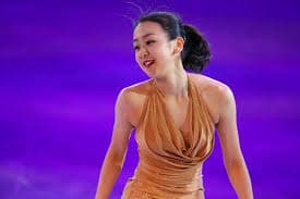 フィギュアスケートを楽しむ女の子