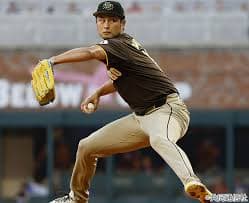 ピッチング練習をする子ども