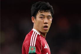 サッカーを練習する子ども