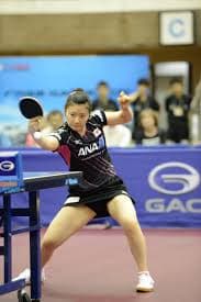 卓球を練習する子ども