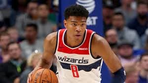 バスケットボールを練習する子ども