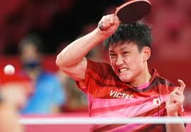 卓球を練習する子ども