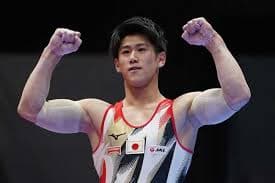 体操を練習する子ども