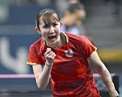 卓球を練習する女の子