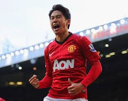 サッカーを練習する子ども