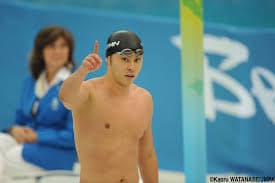 水泳を練習する子ども