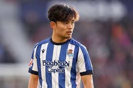 サッカーを練習する子ども