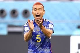 サッカーを練習する子ども