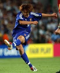 サッカーを練習する子ども