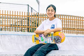 スケートボードを練習する子ども