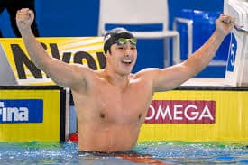 水泳を練習する子ども