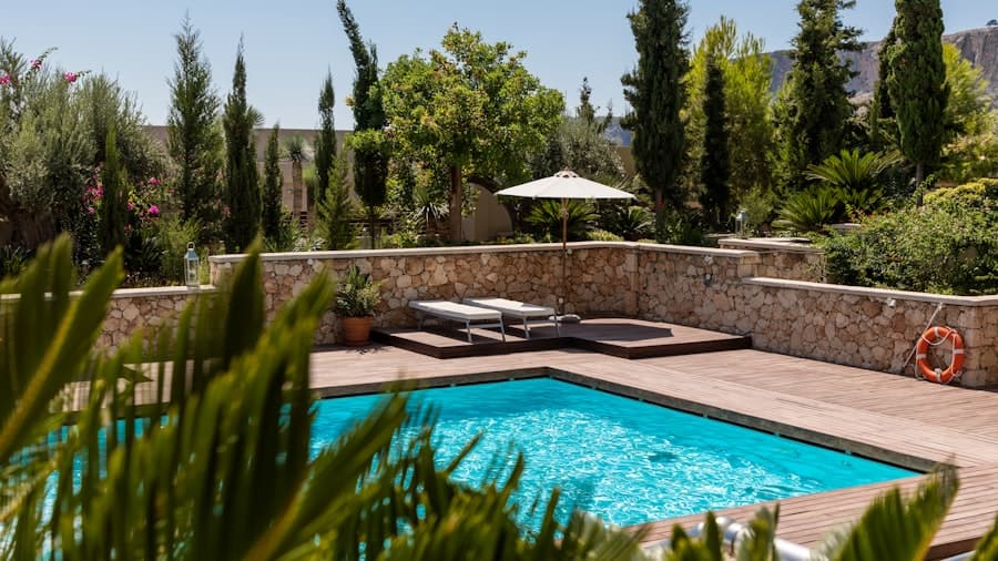 プールで泳ぐ子どもたち