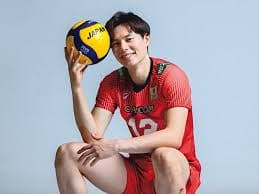 バレーボールを練習する子ども