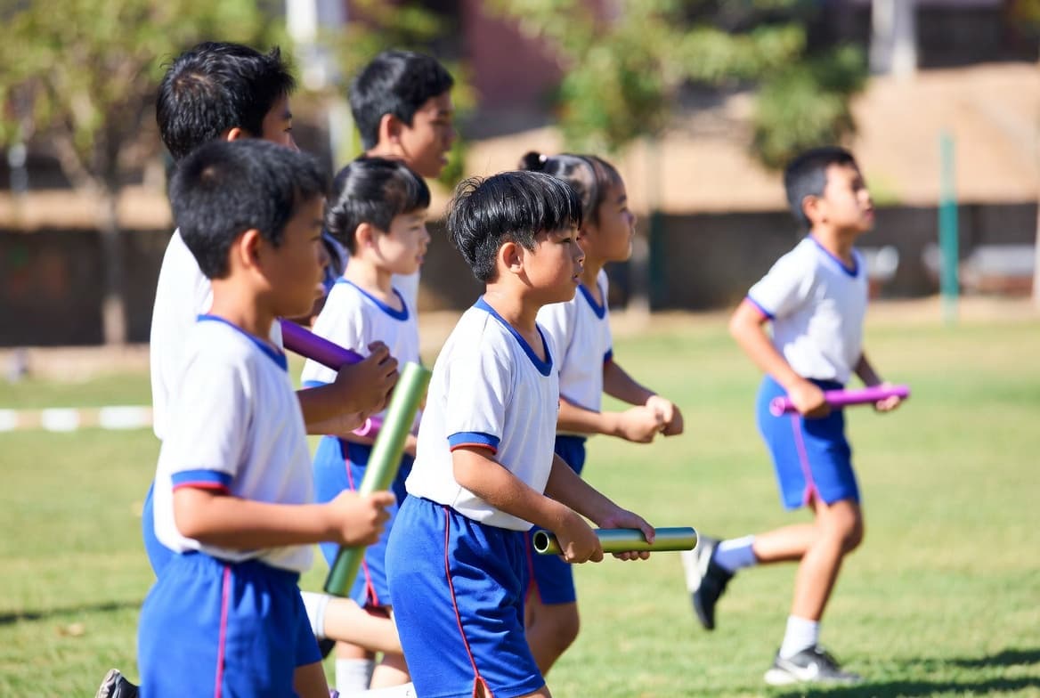 子供たちがリレーをしている