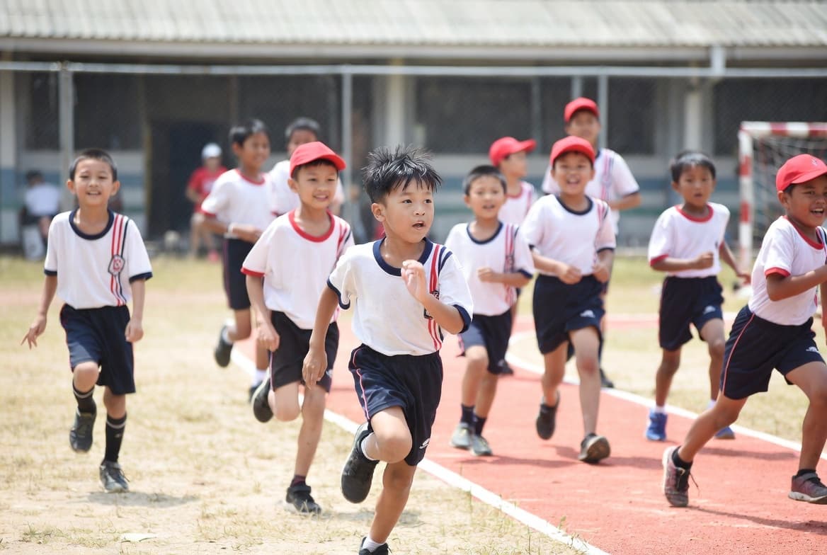 子供たちが走っている